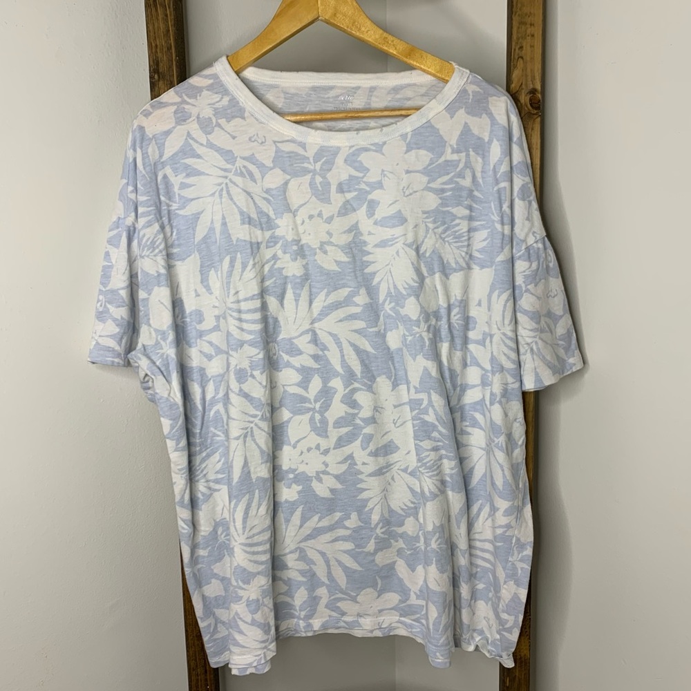 Aerie Blue and White Floral Shirt Size XL
